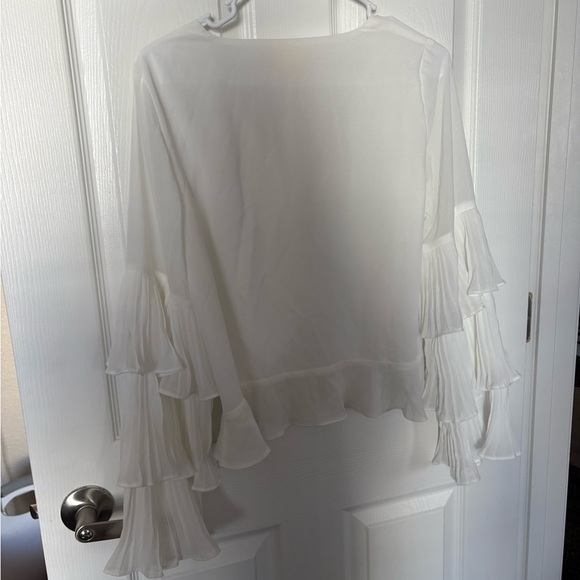 Elegant White Pleated Sleeve Blouse - Picture 4 of 4